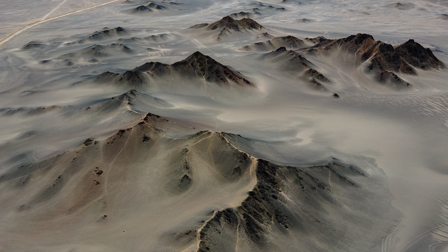 在黑獨(dú)山，感受荒漠中的“水墨丹青”
